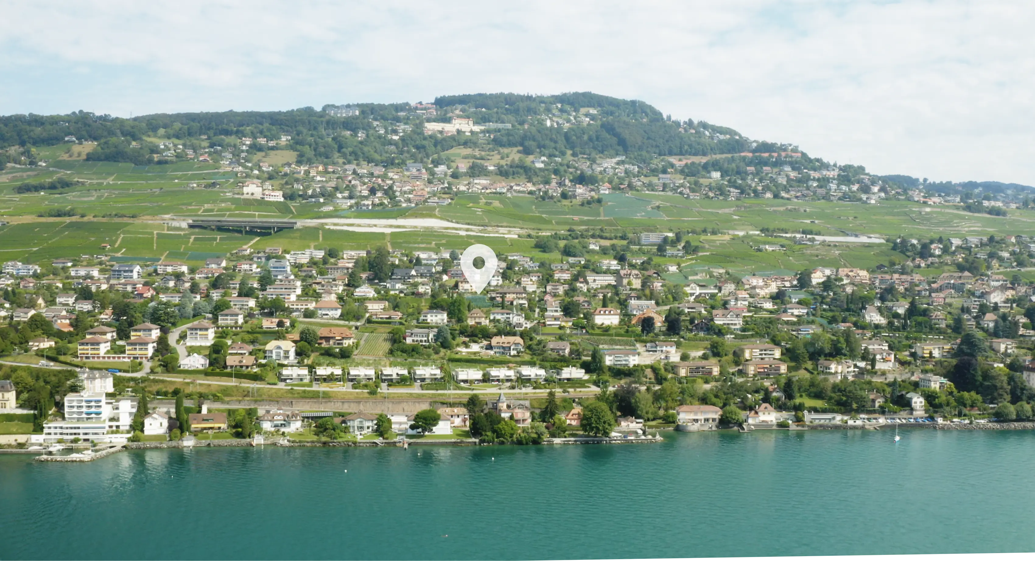Photo de la rive du lac avec l'emplacement du quartier